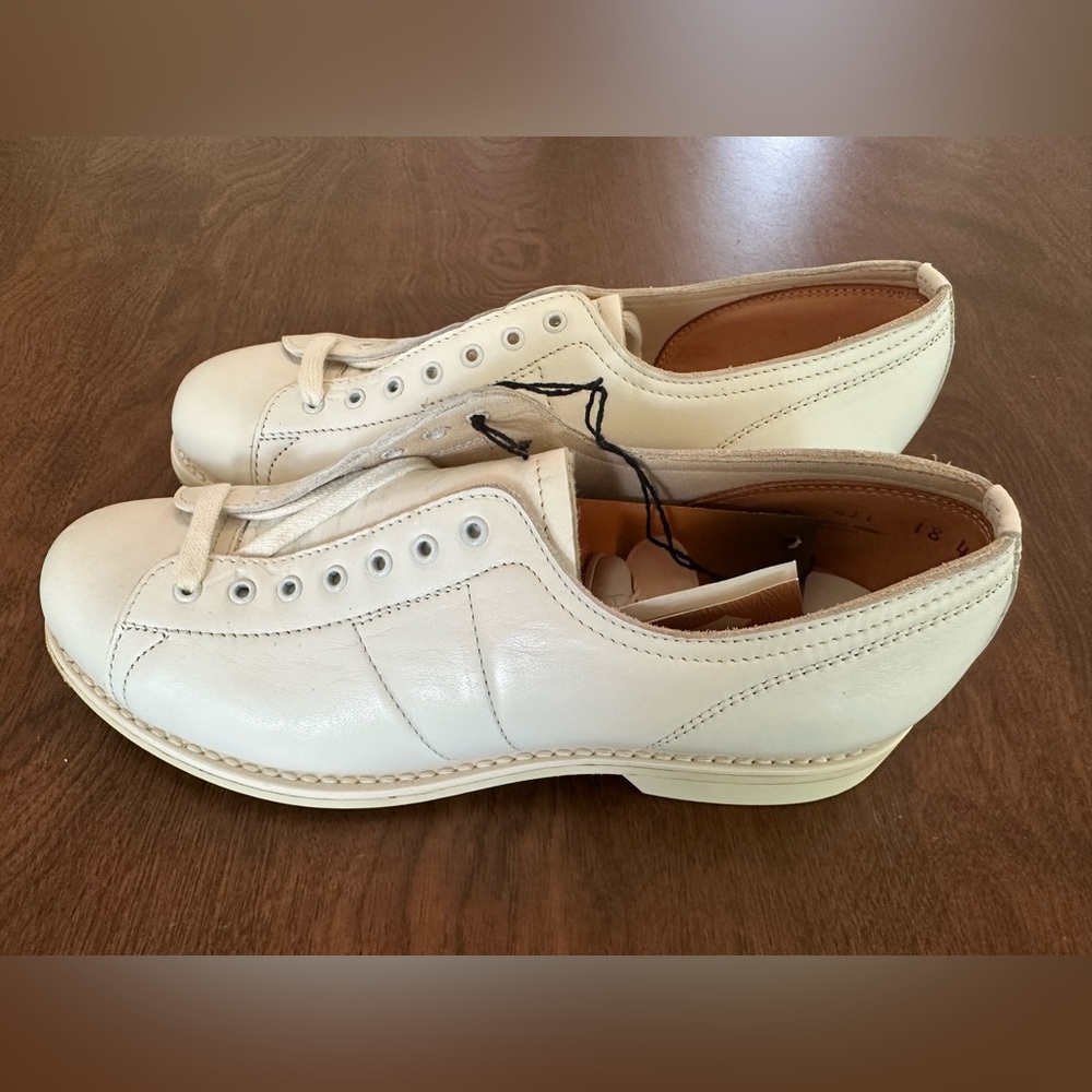 Lind’s women’s Classic Bowling Shoes Left Hand 4aa White New with Tags.